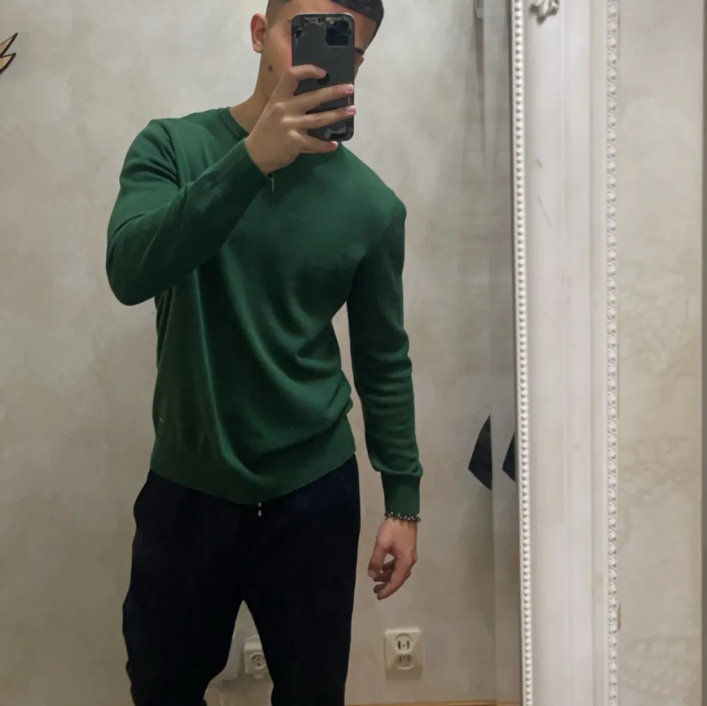 Snygg grön sweatshirt i storlek S. Hoodies.