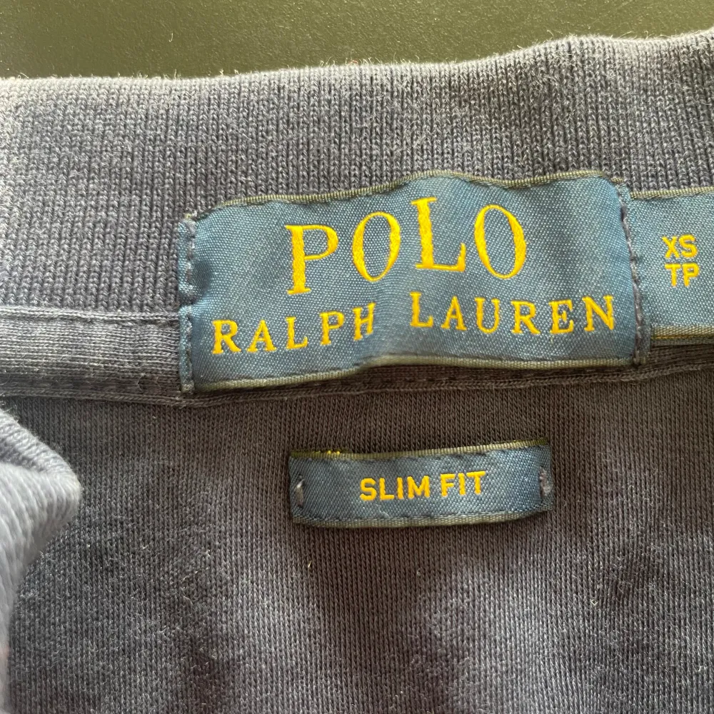  Riktigt stilig Ralph Lauren piké I Riktigt bra skick💌 skönt material💌 passar perfekt nu till sommaren och våren💌 nypris: 899kr💌 slim fit💌 självklart äkta 💌snabb affär=snabb frakt💌. T-shirts.
