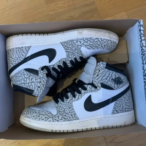 Air Jordan 1 retro high OG GS  - Skorna är inte så slitna men har några spår  . De är nästan nya och har typ aldrig använt de eftersom jag växt ur dem. (Köparen betalar frakten)