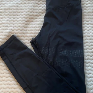 Signature tights - Signature tights från stronger i lätt använt skick🌸Storleken har där emot skavts bort men ganska säker på att de är storlek S. Nypris: 799kr