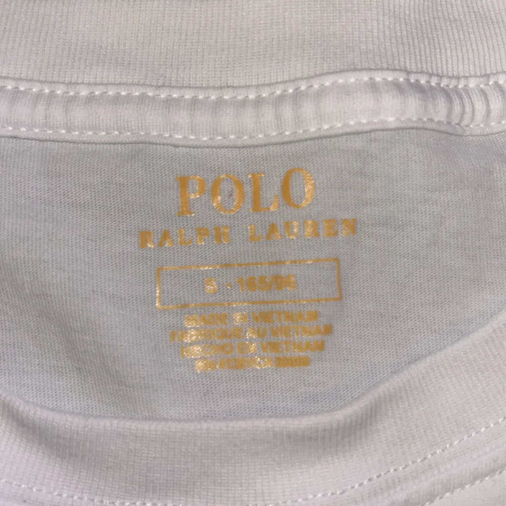 Snygg Ralph Lauren T-shirt som jag fick som present, men den passade inte min smak och därmed använd fåtal gånger, passar perfekt till sommarn och extremt klassisk! . T-shirts.