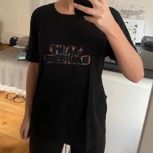 Saint Laurent T-shirt - T-shirt från Saint Laurent i storlek XS, lite oversize i storlek. Inköpt i Italien 2019. Har två små fläckar av klorin, går säkert att färga för att döljas.