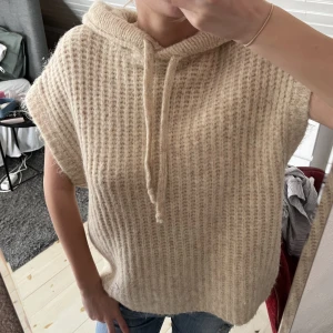 Lurvig kortärmat hoodie - Sååå snygg stickad kortärmad hoodie ifrån zara! Verkligen så skön och mysig🤛🏻