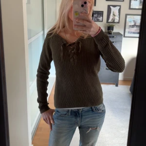 Tröja med snörning  - Säljer superfin tröja med snörning 💕
