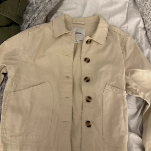 Jacka - Säljer min jeansjacka för att den inte kommer till användning. Använd ett par gånger. Den är i väldigt bra skikt☺️