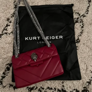 Helt ny Kurt geiger LIKNADE väska! - Helt ny med plast och allt på! Inte riktig! Tillhörande dust bag!  Köp genom köp nu!🫶🏼 Kan mötas i STOCKHOLM!