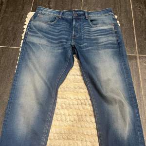 Riktigt snygga jeans från G-Star med en schysst tvätt i ny skick, storlek W32 L32