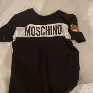 Moschino t shirt  - Säljer den för att den är liten. Den är väldigt snygg och sitter bra på. Priset går att diskuteras 