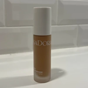 Isadora foundation 5C full - Testade färgen en gång på ett papper.