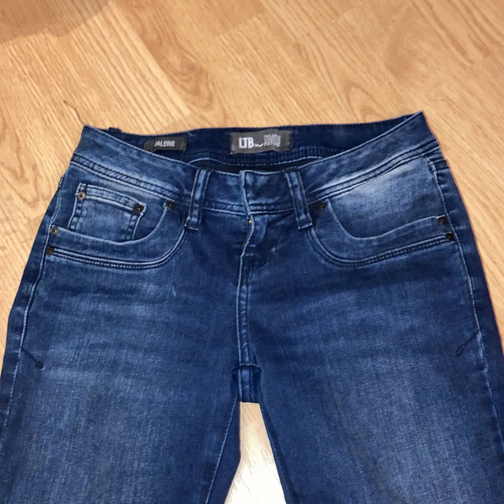 Säljer mina LTB jeans då de är lite stora. Har använts få gånger. Lågmidja, bootcut, mörkblå. Stlk 25/30. Pris kan diskuteras.. Jeans & Byxor.