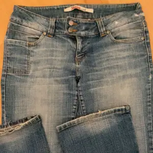 säljer mina gamla only jeans som jag ärvt tidigare inom släkten, fint skick och minimala skador. Byxändarna på benen och kanten vid ryggen är lite slitna men inget överdrivet synligt.