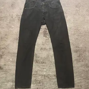 Säljer dessa slim tiger of Sweden jeans. Model Rocky och storlek 31/32. 9/10 skick och skulle verkligen rekommenderas. Tyvärr är de för små för mig.