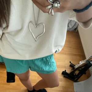 Sköna baggy shorts  - Ett par jätte fina gröna baggy tygshorts som är jätte sköna o tunna. Man kan dra ner toppen så att dem blir lågmidjade.