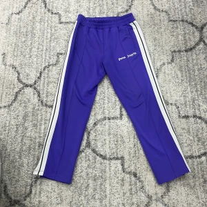 Palm angels byxor  - Byxorna är i bra skick och är knappt använda, är i storlek L men passar även xl 