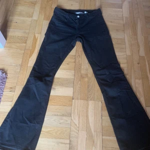 low waist jeans h&m - köpta på barnavdelningen på H&M men är tyvärr för korta för mig som är 167cm lång.  låg midja, flare.  innerbenslängd: 74cm , mått över midjan: 35cm  nypris 200kr💞
