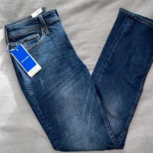 JJ jeans med Slitningar - Tja, säljer dessa jeans från Märket Jack and Jones. Byxorna har aldrig använts o konditionen är 10/10! Brallorna har små slitningar som detaljer och är i storlek 29/32 men skulle säga att dem passar även 31-30 i midja.💪🔥(går ner i pris vid snabb köp)