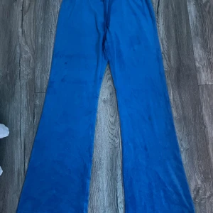 Mjukisbyxor - Då säljer jag mina blå mjukisbyxor för att dom inte kommer till användning nu längre dom e jätte bra skick.