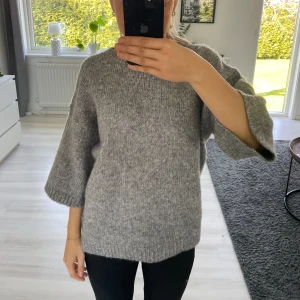 Grå kortärmad stickad - Söt stickad kortärmad tröja köpt på ullared men från märket STORIES. I storlek M och passa på mig som är 167! Använd en gång 💞☺️ Hör av dig vid intresse eller mer information/bilder och är i bra skick 🤗🤗