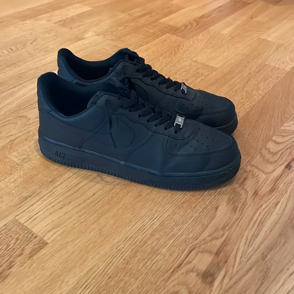 Hej vill sälja nu mina gammla air force 1 som jag har tröttnat på har använt dom väldigt mycket. Lite vita fläckar på sidorna men går och ta bort!! Utan för skona fins det lite skador pris kan diskuteras!. Skor.