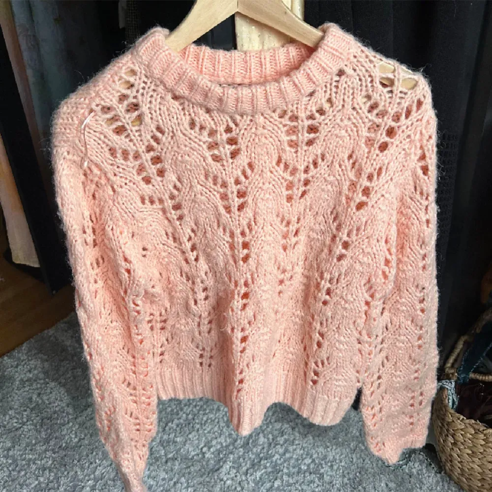 Säljer denna rosa stickade tröjan i storlek S då den var förliten när ja fick hem den. Parfekt till sommaren tillsammans med en långkjol eller till ett kostymbyxor💗. Stickat.