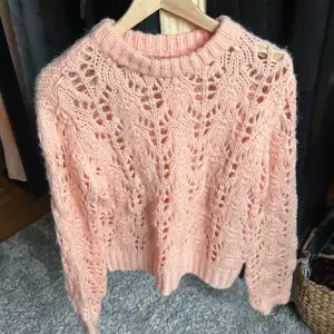 Säljer denna rosa stickade tröjan i storlek S då den var förliten när ja fick hem den. Parfekt till sommaren tillsammans med en långkjol eller till ett kostymbyxor💗