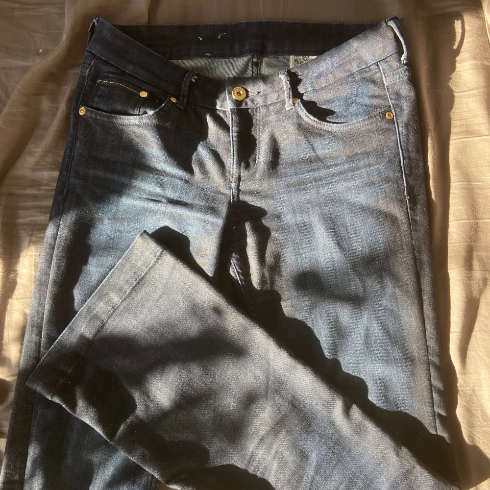 Super snygga Lågmidjade jeans från H&M, jag säljer för att dme sällan kommer till användning. Super bra skick och kvalite. . Jeans & Byxor.