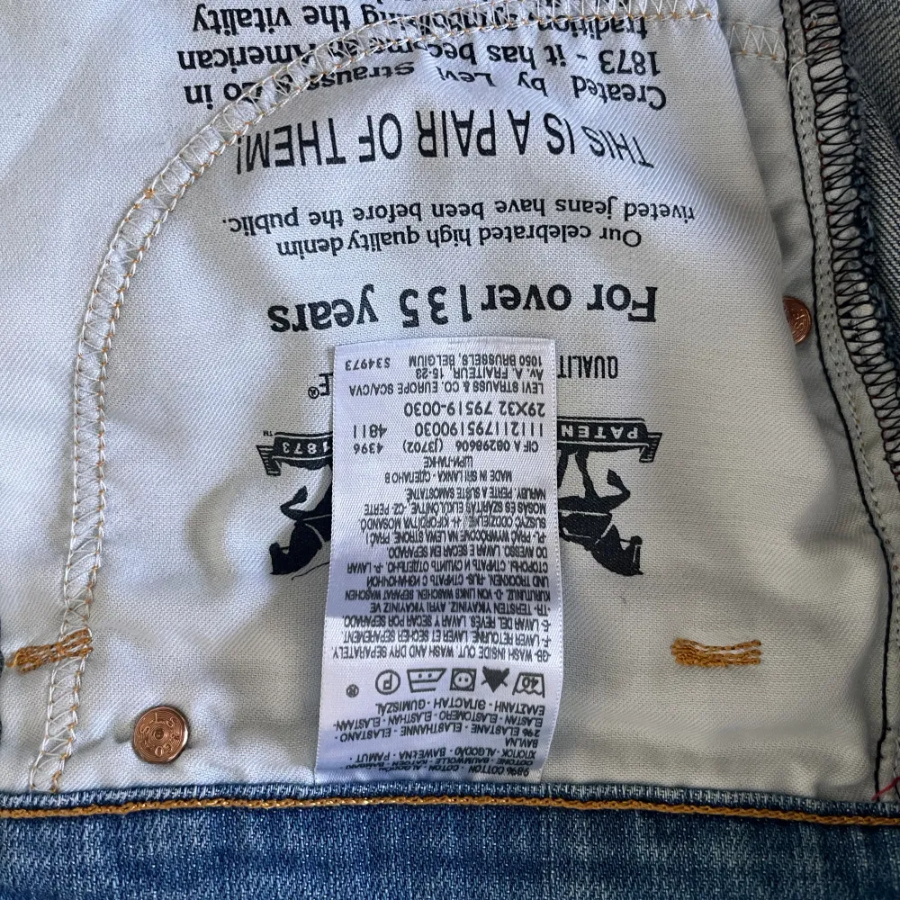 Jättefina vintage jeans från Levi’s med låg midja och rak modell. Väldigt sköna att ha på sig, säljer då jag har liknande andra. De är dock avklippta så skulle säga att de är W29 L 30 och inte L32. Jeans & Byxor.