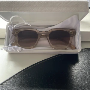 Chimi glasögon 04 - Säljer nu mina chimi glasögon i modellen 04. Färgen på glasögonen är ecru. Glösögen är i väldigt bra skick, andvända en sommar. Inge dieffekter.