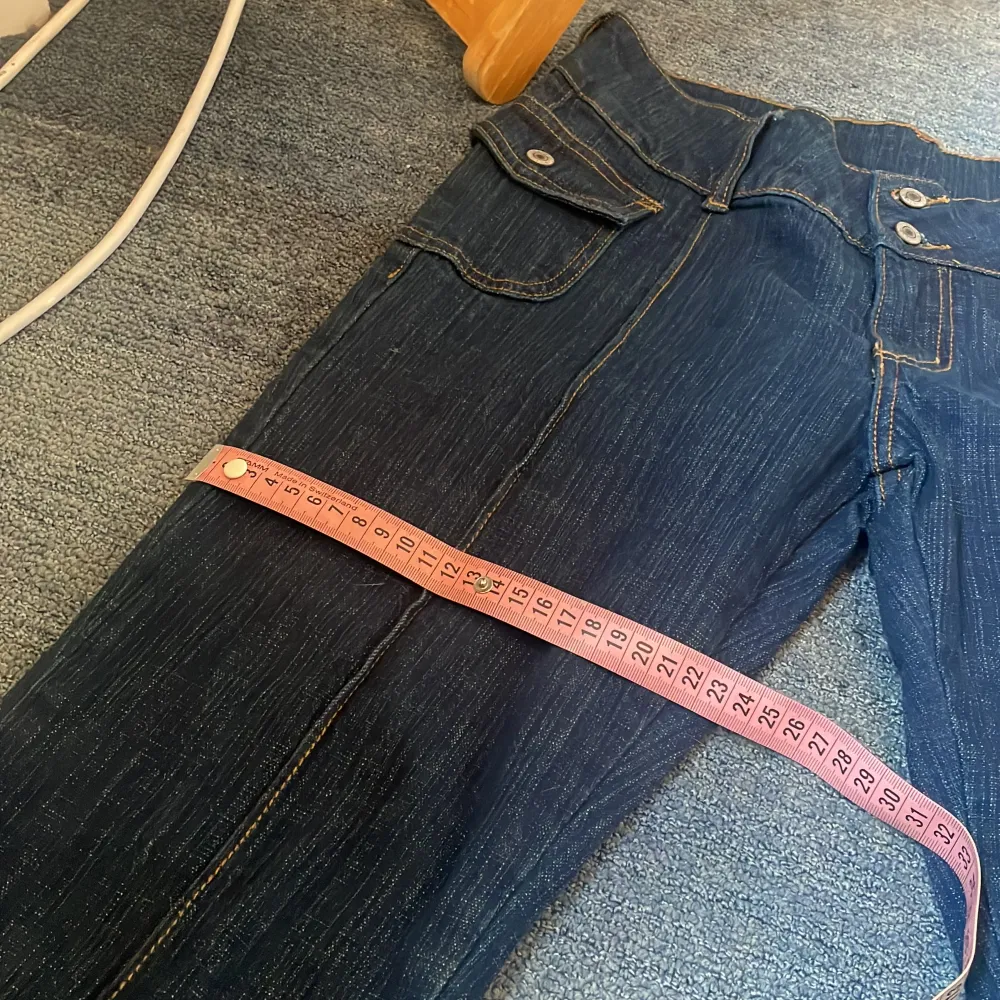 helt oanvända! lågmidjade & bootcut jeans från brandy melville. är för långa på 158 cm. midjemått tvärs över: 38 cm. innerbenslängd: ca 81 cm. ORGINAL PRIS: 600 kr. Jeans & Byxor.