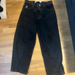 Polar big boys ”Washed Black” - Storlek Small men väldigt baggy.  Ganska använda men fortfarande i väldigt gott skick Har kvar OG embroidery i fickan  Priset inte hugget i Sten  Skriv innan du köper 🙏🏼 Skriv om du undrar något 🤞🏼🤞🏼