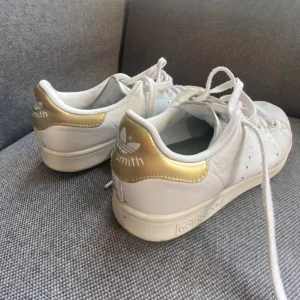 Adidas Stan Smith Guld - Fint skick men ändå tecken på användning därav priset😁 skriv för fler bilder💗 storlek 37-38, orginalpris 1200