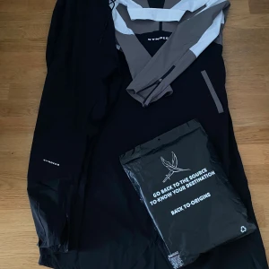 Kläder - mänskläning och byxor - Hej! Jag säljer kläder- mänskläning och byxor med bästa kvalite och ny skick. Storlek L.  Allt är fint och snyggt med skön tyg. Den är använd bara ett par gånger men har inga problem med den.    Finns i Växjö om du är intresserad! ✅