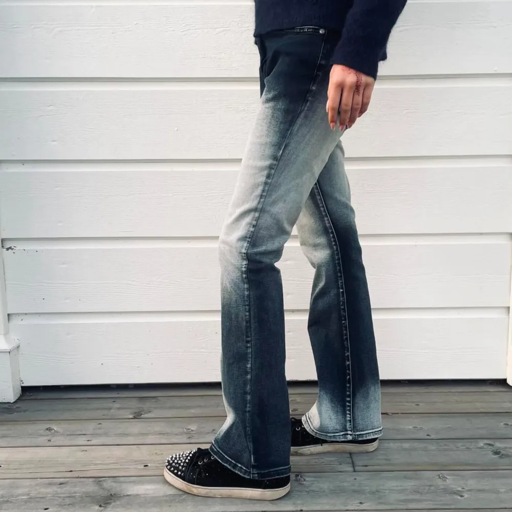 Svarta blekta jeans🖤 Storlek: innerbenslängd=73 cm, midjemått: 35cm rakt över (modellen är 165cm) Köp sker via ”köp nu” eller via vår instagram: retrochics.uf💋. Jeans & Byxor.