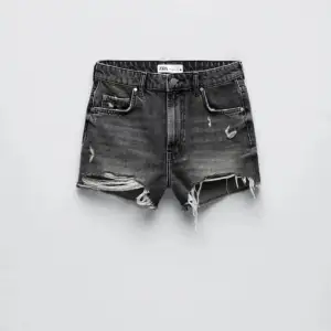 Hej! Säljer mina gråa zara jeans shorts eftersom de blivit för små på mig. Inga defekter