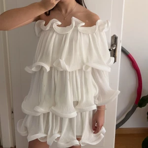 Studentklänning  - Säljer denna OTROLIGA klänning i nyskick🩷 Lojsan X NAKD Slutsåld på hemsidan 