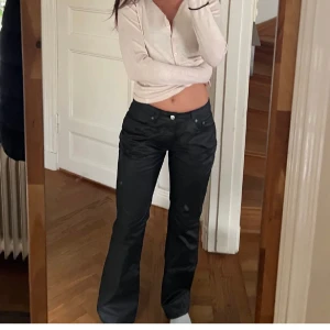 Skinn bootcut - Lågmidjade skinnbyxor i storlek 28/32.helt oanvända💗🌟 jag har vanligtvis S i byxor💗