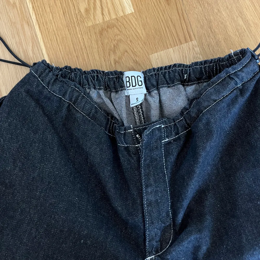 Baggy parachute byxor i jeans från Urban outfitters, knappt använda pga fel storlek. Köpta för 800kr.. Jeans & Byxor.