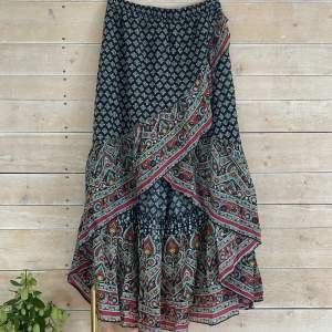 Säljer nu min unika kjol ifrån Indiska, lång baktil och kortare framtill! Perfekt i längd för mig som är 160 och vill ha lågmidjat🌺 Passar bra till utomlandsresor men även i sommar!