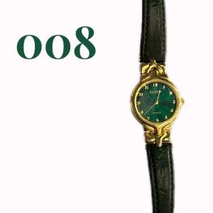 Cool grön damklocka med vintage utseende och guldiga detaljer. Max 17,5 cm i omkrets