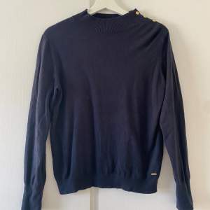 Superfin svart stickad tröja från kappahl i märket ”Hampton Republic”, i storleken S. Knappt använd, inga defekter.