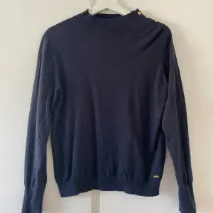 Superfin svart stickad tröja från kappahl i märket ”Hampton Republic”, i storleken S. Knappt använd, inga defekter.