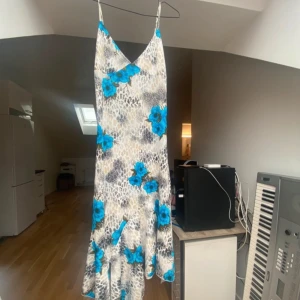 Blommig klänning - Jättefin klänning i leopard med blåa blommor