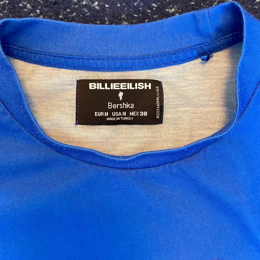 Stylish Blue Official Billie Eilish Merch, storlek Medium, Loose fit, Oversized fit. Köpt från officiella hemsidan vid kollektionsläpp 2020.  Bra kvalitet, inte speciellt använd, fortfarande i fint skick! Priset kan förhandlas.. T-shirts.