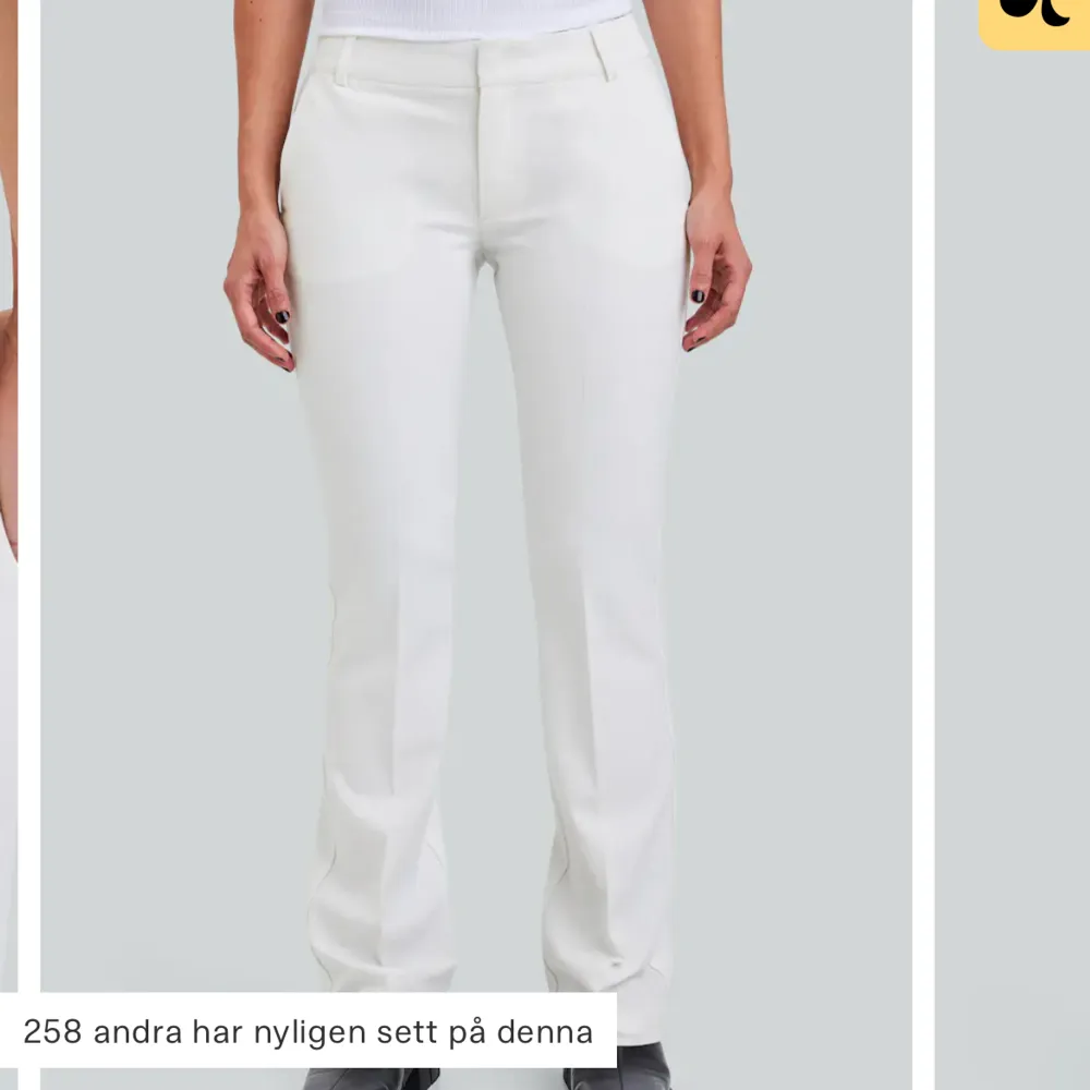 Säljer vita lågmidjade kostymbyxor som är från bikbok💞 Jag har modellen med slits på sidorna längst ner vilket som inte säljs mer💞 Knappt använda.. Jeans & Byxor.
