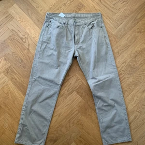 Levis chinos 36x32 - Ett par fina chinos ifrån Levis i storlek 36x32. Någon mindre anmärkning på nedre högerben (se sista bild) utöver det i fint skick.