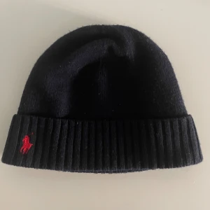 Polo mössa - Säljer min polo Ralph loren mössa för att den inte används. Den är i Top skicka förutom att den e lite knopprig.