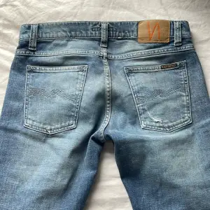 Blå jeans ifrån nudie, storlek 30/30 och passformen är thight terry och jag på bilden är 180, nypris 1600, mitt pris 499!