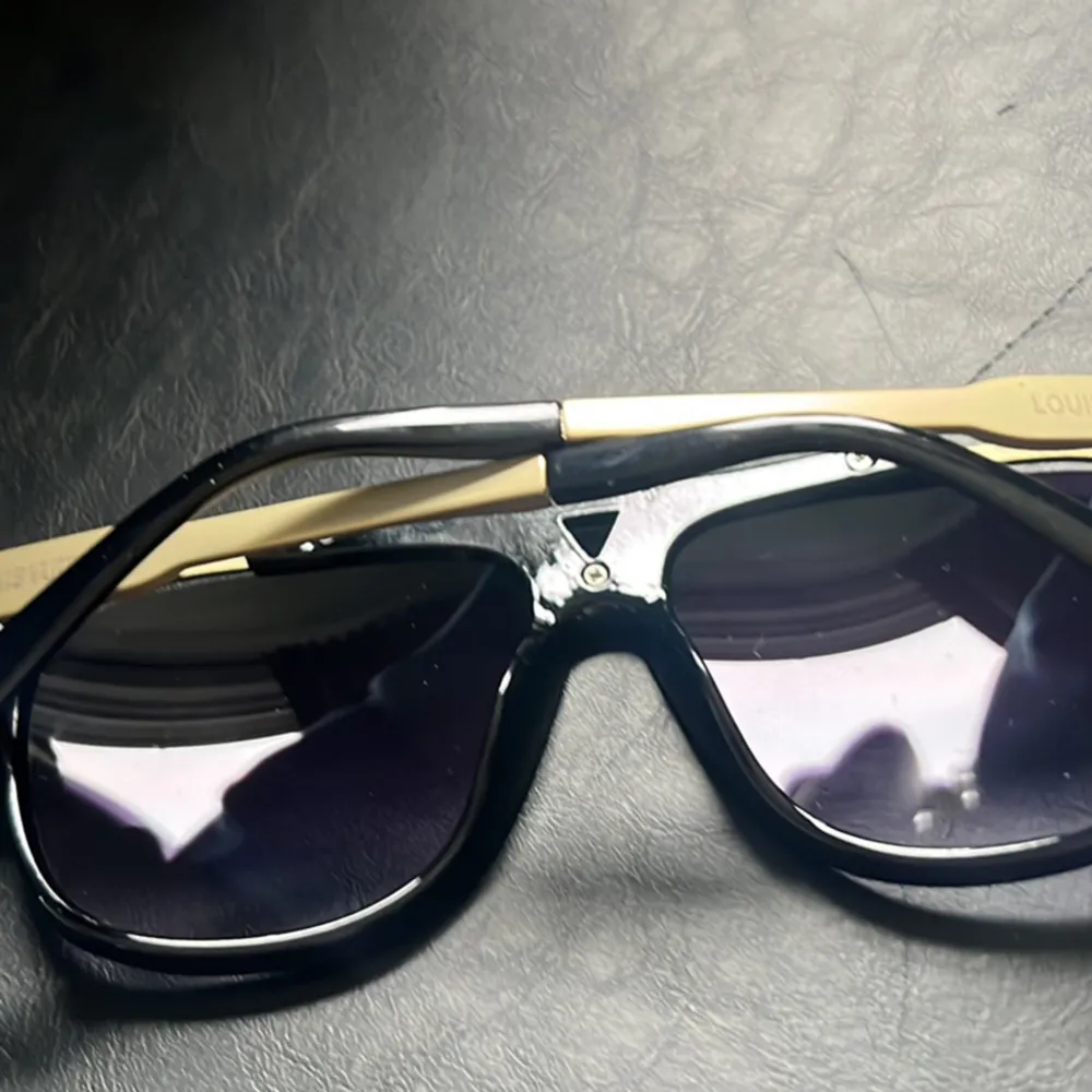 Louis Vuitton solglasögon är det och perfekta inför sommaren och har ett perfekt glas som skyddar mot blindhet från solen. Dessutom är de i nyskick alltså ej använda. Accessoarer.