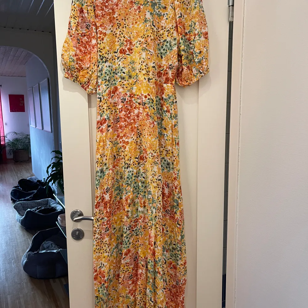 Blommig somrig lång klänning med slit, storlek S. Från Gina Tricot. Knappt använd.. Klänningar.
