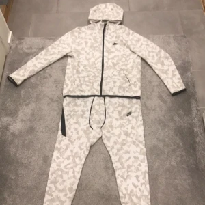 Nike tech fleece  - Säljer Nike tech för att jag ej använder den